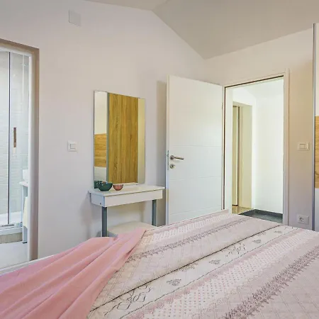 Prenc - Pzn212 By Interhome * Munci